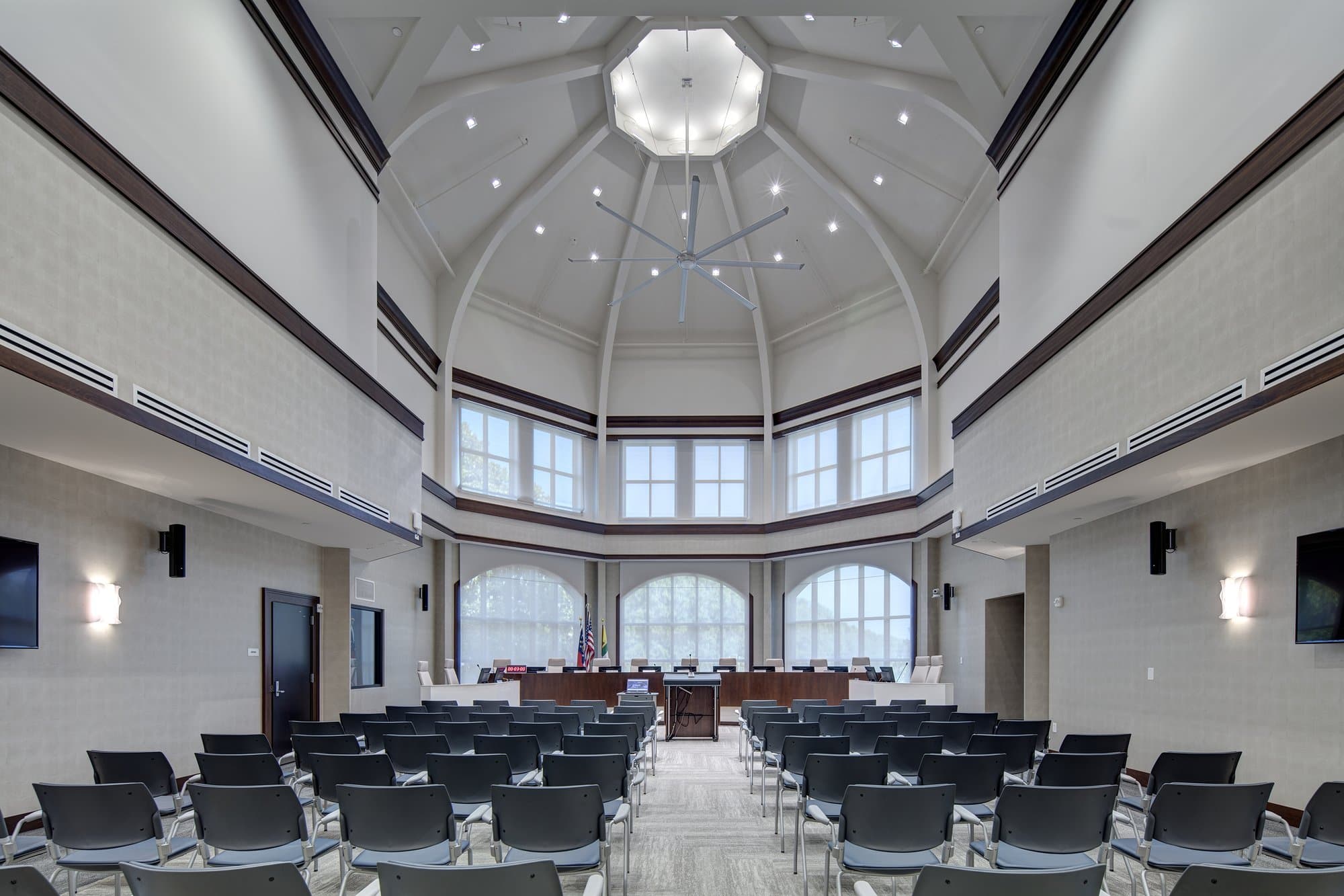 Large city hall chamber with domed ceiling.